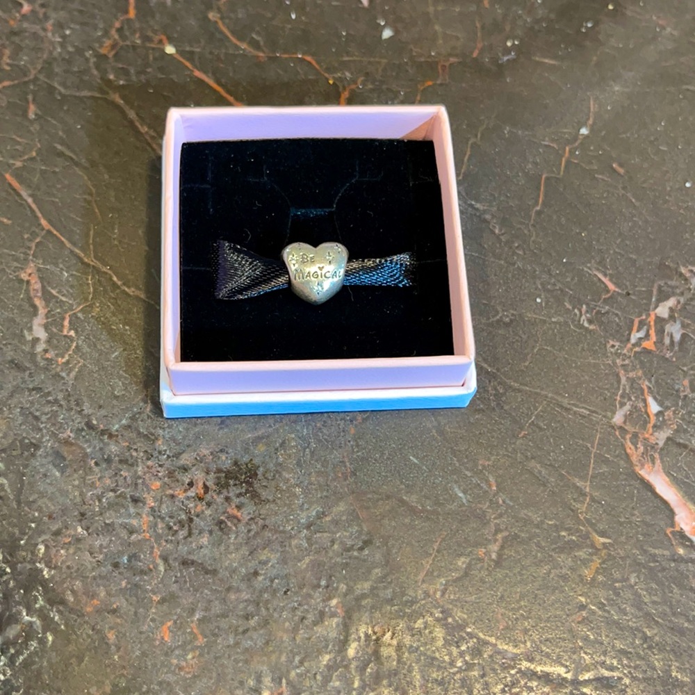 Pandora Be Magical charm